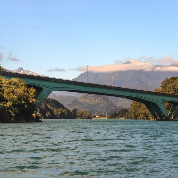 Puente que conecta las riberas norte y sur