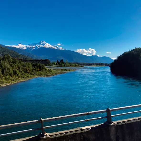 Aguas limpias del río Puelo