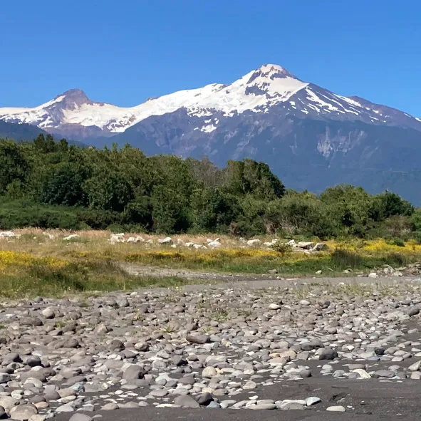 Vista del imponente Volcán Yates